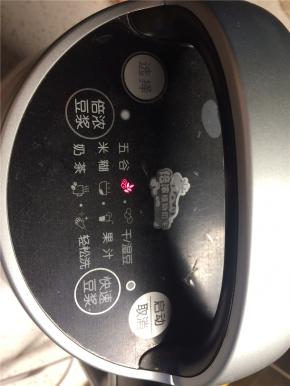 泡好的黄豆沥去水分，和红薯丁一起放入豆浆机，加清水至指定水位，开启豆浆机