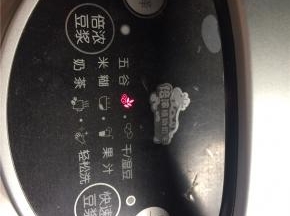 泡好的黄豆沥去水分，和红薯丁一起放入豆浆机，加清水至指定水位，开启豆浆机