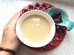 豆浆机工作完毕即可饮用，红薯有淡淡的甜味，如果喜欢甜一点可以加红糖，味道更醇厚
