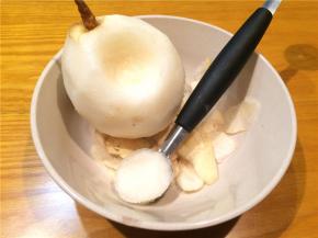 梨子去皮后，用挖勺挖成小球
