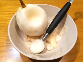 梨子去皮后，用挖勺挖成小球