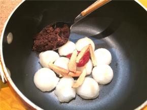 梨球放在小锅里，红枣去核切小条，加一勺红糖