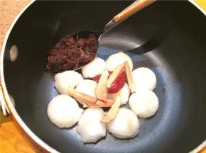 梨球放在小锅里，红枣去核切小条，加一勺红糖