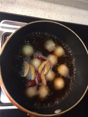 加入没过所有材料的清水，大火煮开转小火慢炖约20分钟