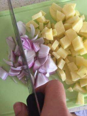 准备土豆，洗干净，切丁，准备洋葱，切片