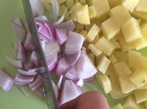 准备土豆，洗干净，切丁，准备洋葱，切片