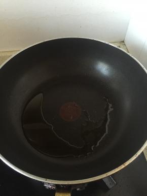 锅里倒入橄榄油，加热
