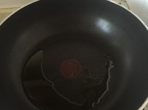 锅里倒入橄榄油，加热