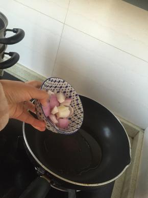 倒入洋葱，翻炒2-3分钟，至变软