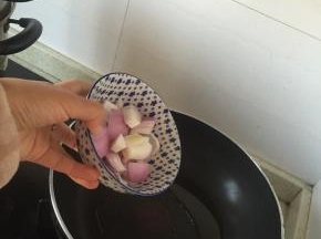 倒入洋葱，翻炒2-3分钟，至变软