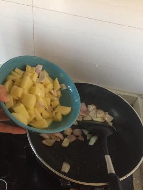 倒入土豆，继续翻炒，3-5分钟