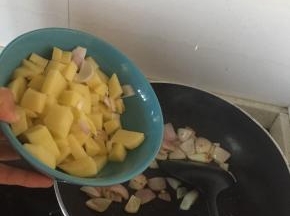 倒入土豆，继续翻炒，3-5分钟