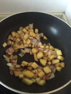 再依次加入少许料酒、鲜酱油和少许盐，翻炒3-5分钟