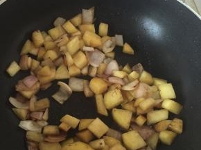 再依次加入少许料酒、鲜酱油和少许盐，翻炒3-5分钟