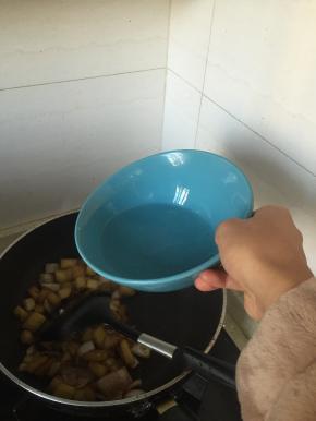加入少量水，微煮至水滚