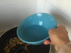 加入少量水，微煮至水滚