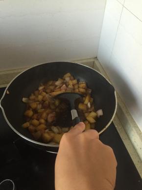 加入辣椒粉，翻炒均匀