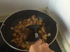 加入辣椒粉，翻炒均匀