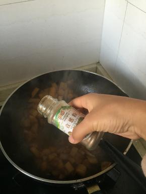 大火收汁，加入孜然粉，即可出锅