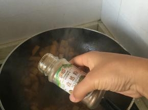 大火收汁，加入孜然粉，即可出锅