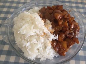 煮好米饭，把米饭盛在盘子里，将菜盖在米饭上