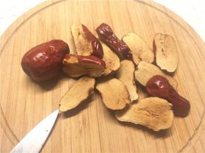 红枣洗净切片，这样更容易熬出香香的红枣味，一般一个枣切三片就可以了