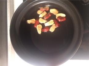 砂锅内加足量清水，放入红枣，大火煮开。我不喜欢太稠的小米粥，所以一般用水的比例是1500ml水加50g小米，如果喜欢稠一点的可多下小米。