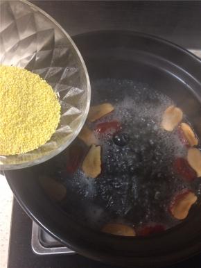 锅中的水沸腾后倒入小米