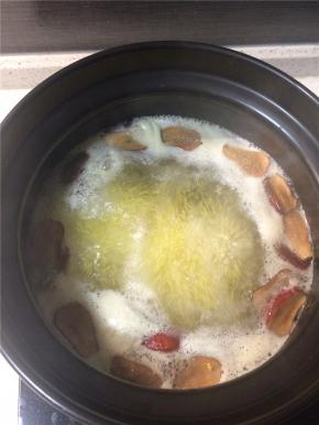 大火熬一分钟后转小火慢熬