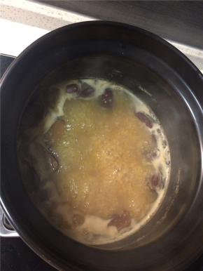 熬到一个小时左右，用勺子搅动小米粥看是否达到自己喜欢的稠度即可关火（喜欢稠点的可再多熬一会，一般凉了以后稠度会增加）。带着浓浓红枣味的小米粥就可以享用了！