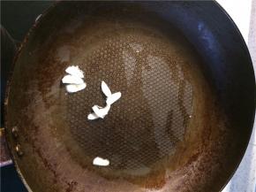 起锅热油爆香蒜片