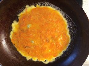 平底锅倒一层油，油热后倒入蛋液