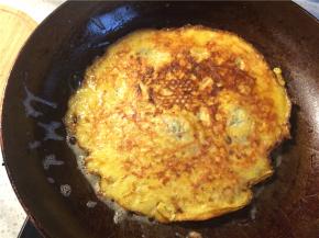 转小火煎至底面金黄后翻面，另一面也煎至金黄即可出锅