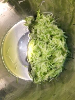 西葫芦擦细丝，加入一小勺盐腌制5分钟至出水