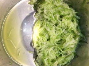 西葫芦擦细丝，加入一小勺盐腌制5分钟至出水