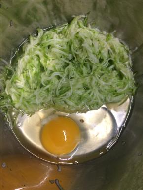 在腌软的西葫芦丝中打入一颗鸡蛋