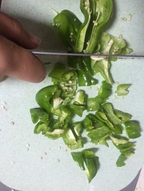 青椒洗干净，切成小块