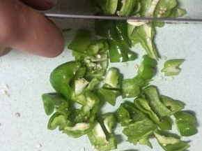 青椒洗干净，切成小块