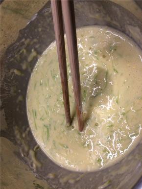 搅拌均匀后，加入适量面粉和水调成面糊，静置10分钟