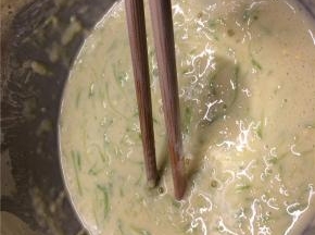 搅拌均匀后，加入适量面粉和水调成面糊，静置10分钟