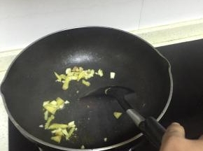 锅里倒入橄榄油，加热，倒入葱姜蒜
