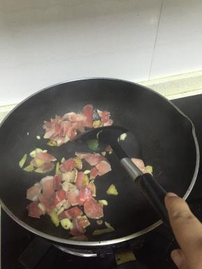 翻炒1-2分钟后，加入猪肉和牛肉片，翻炒至变色