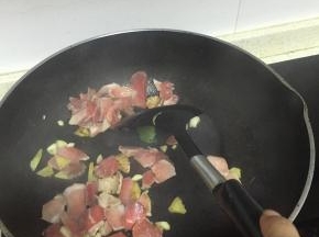 翻炒1-2分钟后，加入猪肉和牛肉片，翻炒至变色