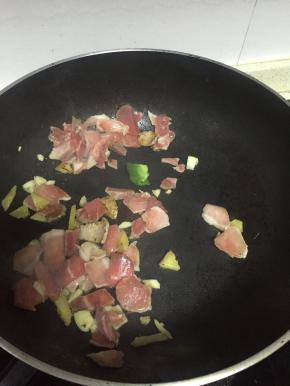 加入少量水，放入少量盐、料酒和鲜酱油，翻炒3分钟左右，使肉片入味
