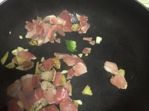 加入少量水，放入少量盐、料酒和鲜酱油，翻炒3分钟左右，使肉片入味