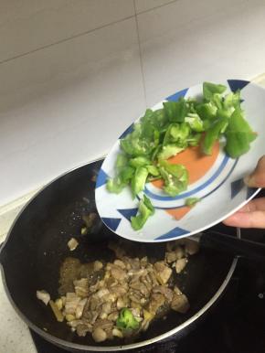 加入青椒块，翻炒3分钟左右，青椒变软
