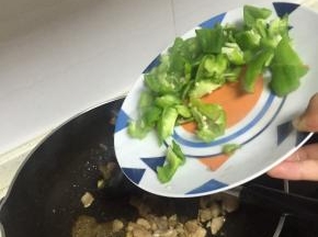 加入青椒块，翻炒3分钟左右，青椒变软