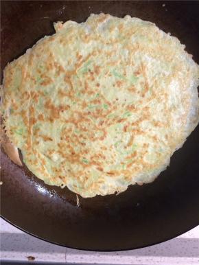 小火煎大概2分钟至底下一面金黄后翻面