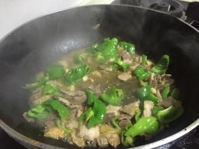 加入少量水、鲜酱油、盐，炒匀，大火收汁