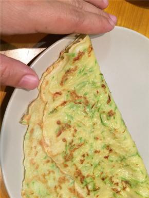 翻面继续小火将另一面也煎至金黄即可出锅